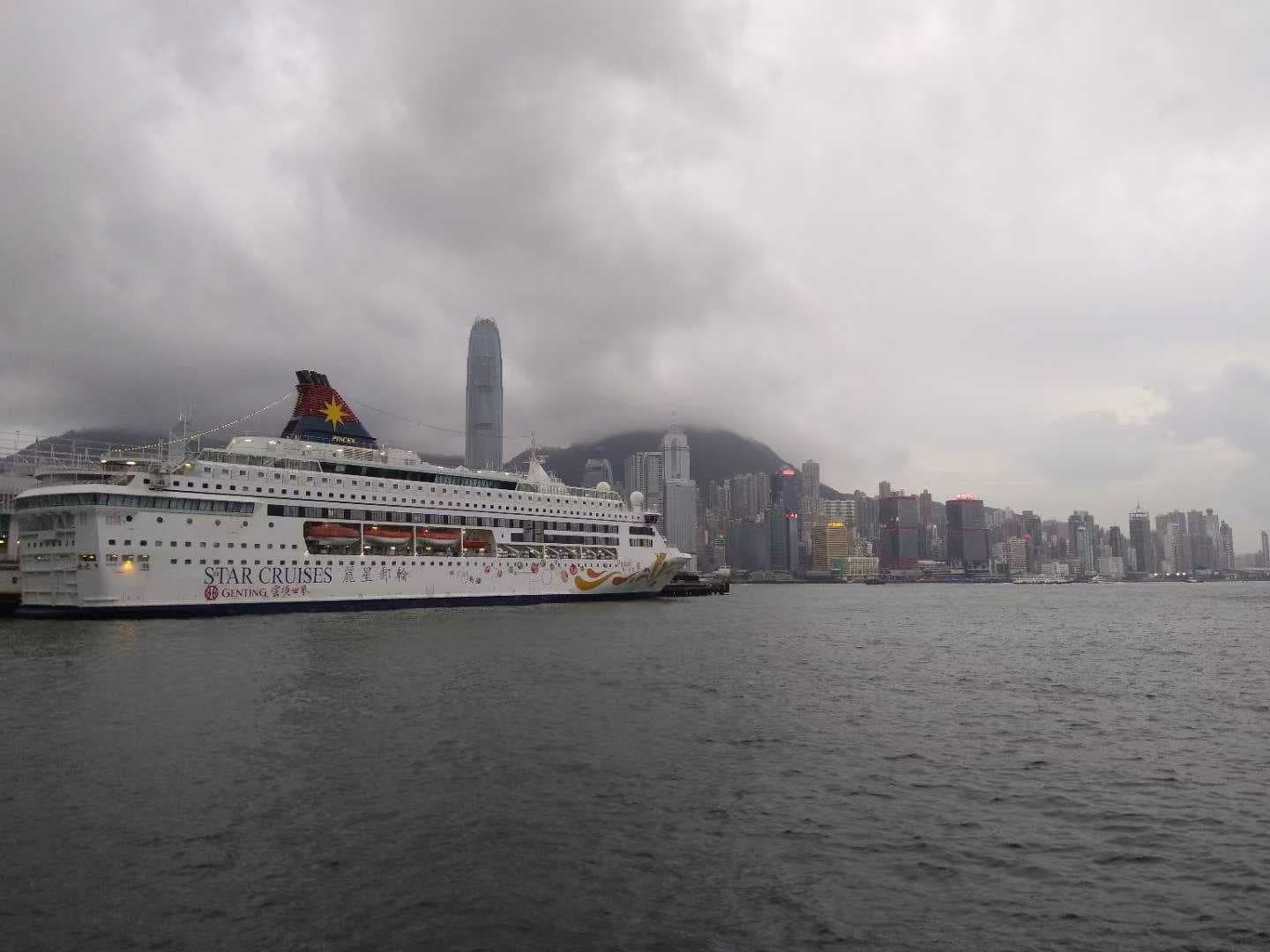 维港的夜风，吹散了谁的梦